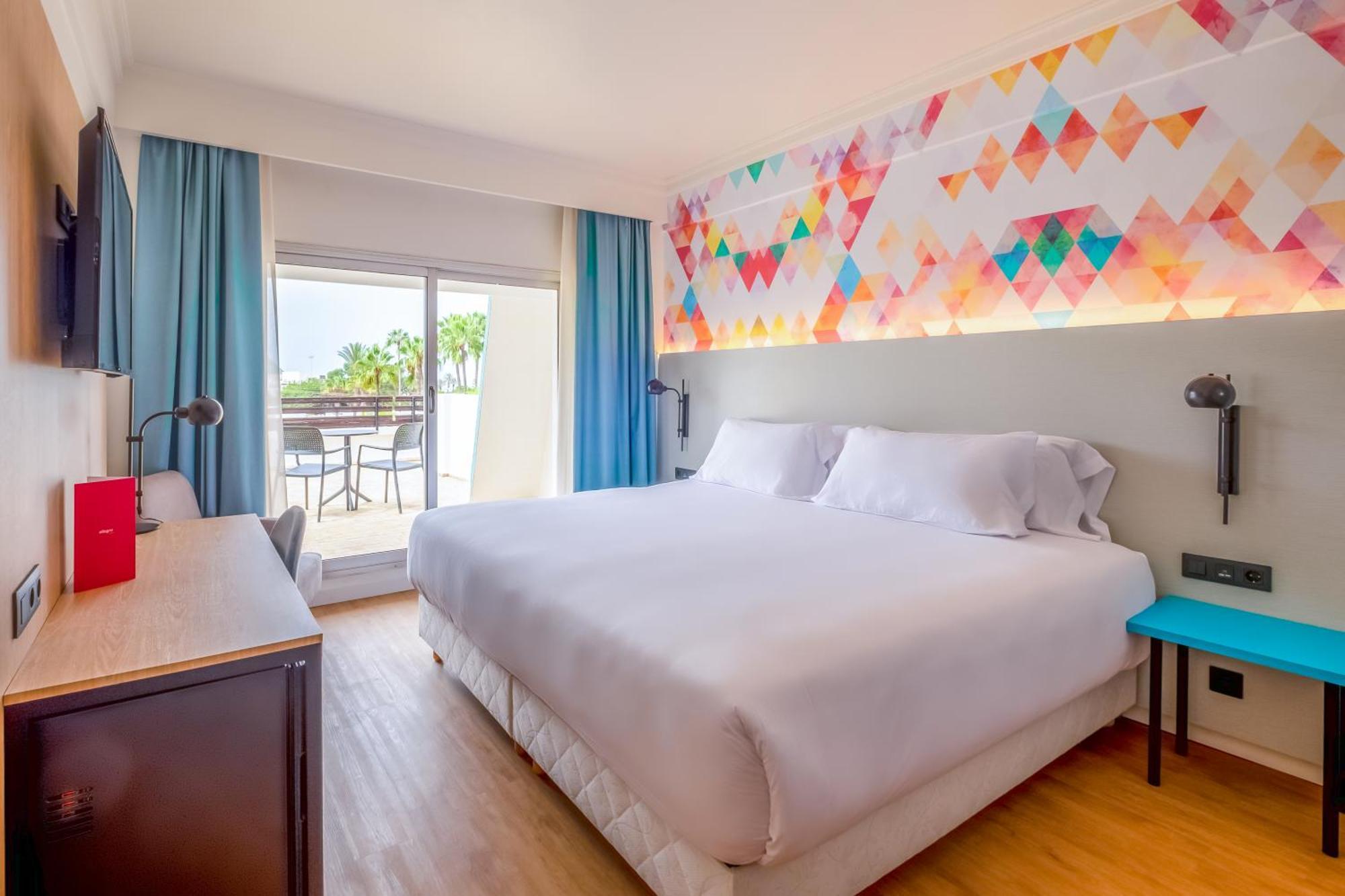 Zweibettzimmer mit Poolblick