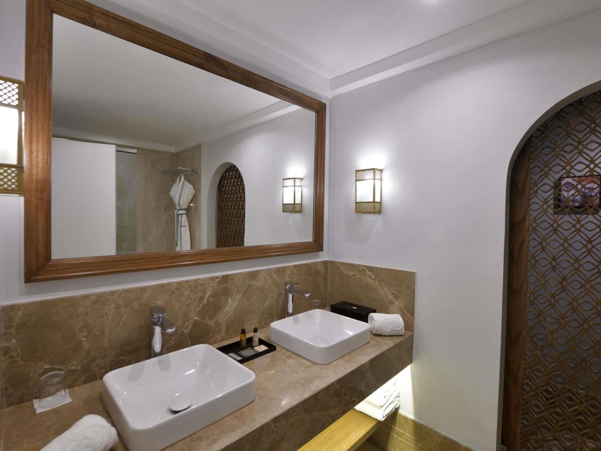 Deluxe Zimmer mit Kingsize-Bett, Terrasse und Poolblick